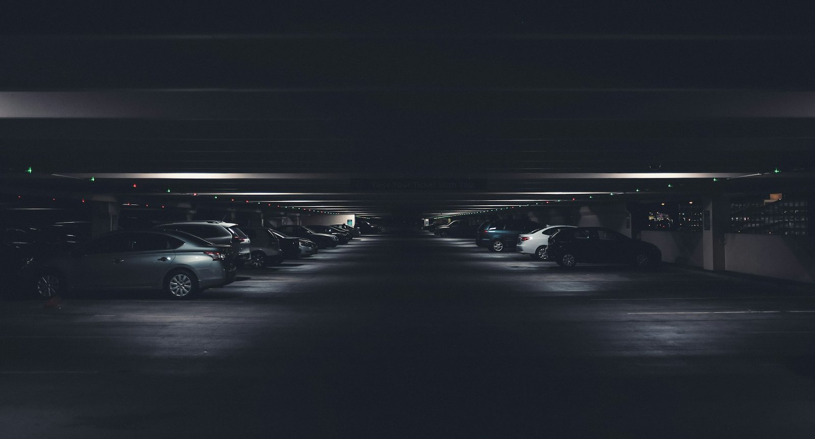 Parking souterrain vide et faiblement éclairé la nuit